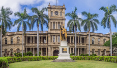 Hawaii Supreme Court Building mit Statue König Kamehameha © fotolia.com, Jeff